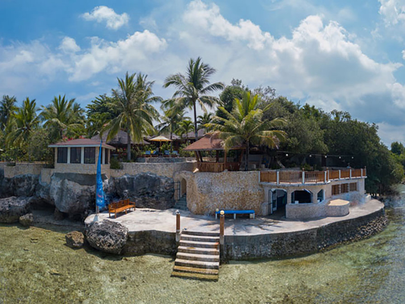The dive center provides direct access to the house reef. The dive center provides direct access to the house reef.